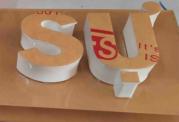 Gia công chữ mica chân fomex cho cửa hàng