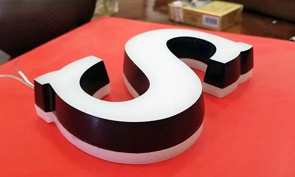 Gia công chữ mica chân fomex đèn LED