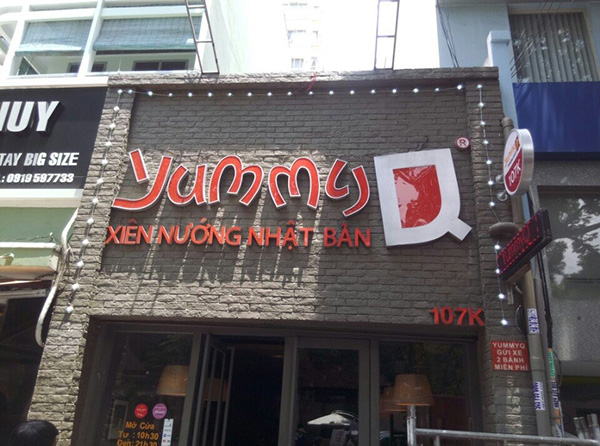 Mẫu chữ mica chân fomex tiệm xiên nướng