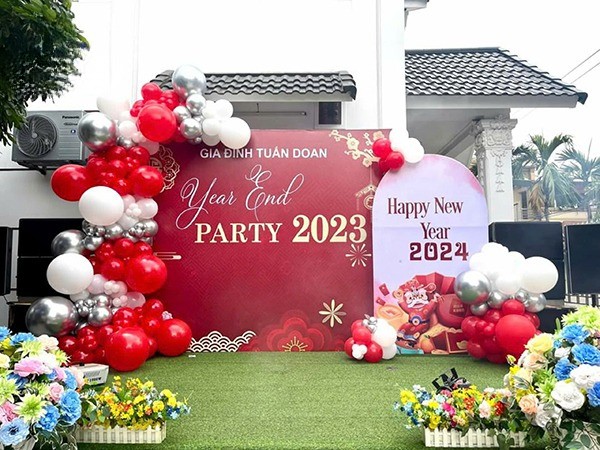 Thi công backdrop year end party cho gia đình
