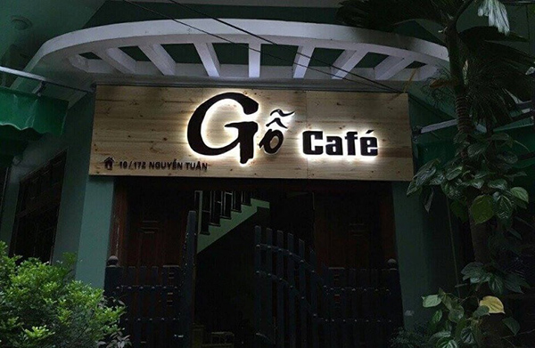Mẫu bảng hiệu cafe chữ nổi s&aacute;ng hắt ch&acirc;n nổi bật