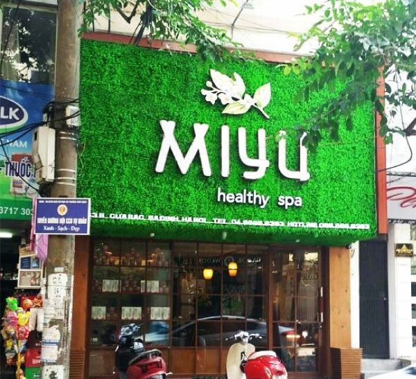 Làm bảng hiệu cỏ nhân tạo giá rẻ