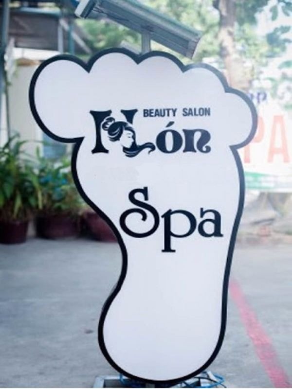 Thi c&ocirc;ng bảng hiệu spa đứng theo y&ecirc;u cầu