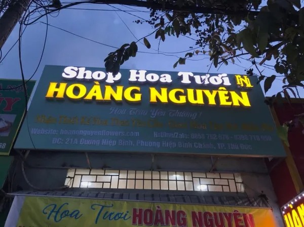 Mẫu bảng hiệu shop hoa tươi Ho&agrave;ng Nguy&ecirc;n
