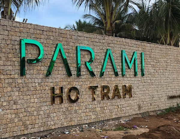 Mẫu chữ inox xanh lá tại khu du lịch Hồ Tràm