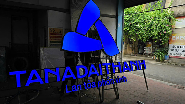 Mẫu chữ mica hút nổi đèn LED sang trọng