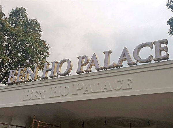 Mẫu chữ mica hút nổi viền Inox Ben Ho Palace