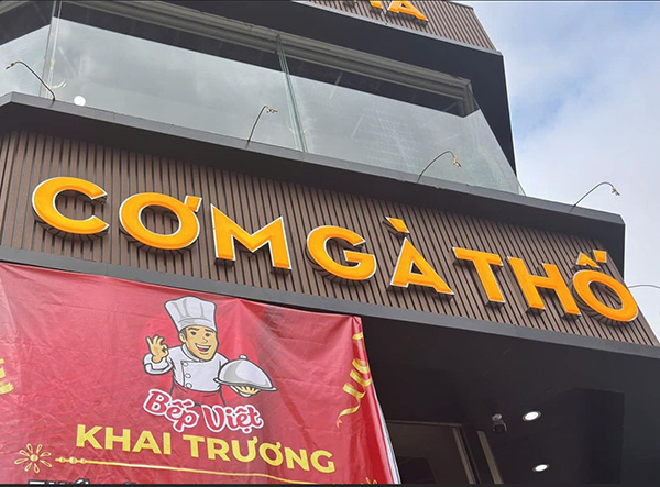 Mẫu chữ nổi mica hút nổi trên nền nhựa giả gỗ