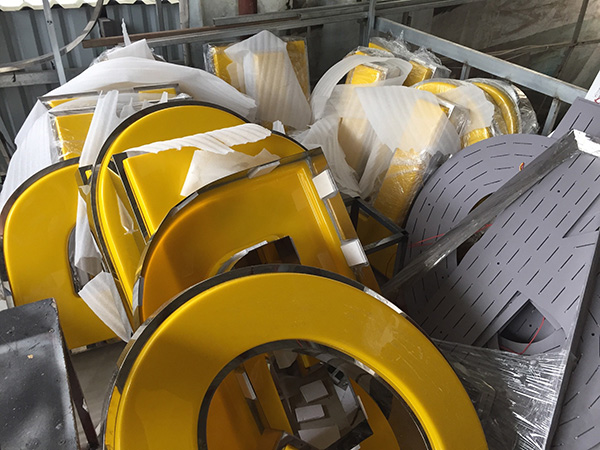 Làm chữ mica hút nổi giá rẻ tại TPHCM