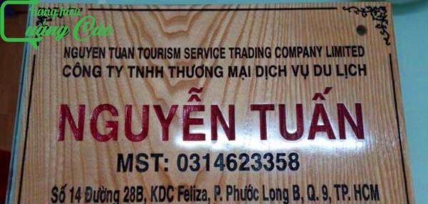 Bảng hiệu dịch vụ du lịch gỗ Nguyễn Tuấn