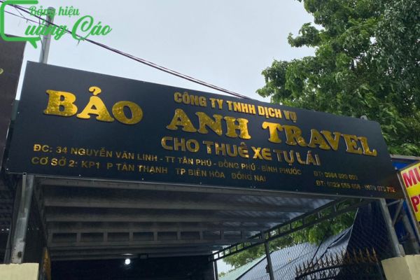 Bảng hiệu dịch vụ du lịch mica Bảo Anh Travel