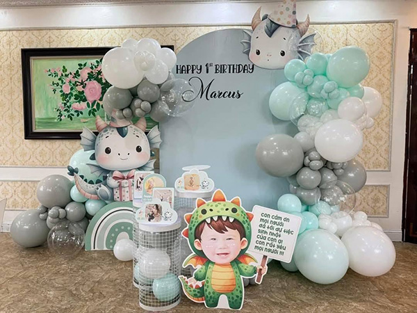 Mẫu ph&ocirc;ng nền sinh nhật trang tr&iacute; bong b&oacute;ng ấn tượng