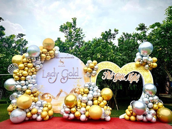 Mẫu backdrop sinh nhật c&ocirc;ng ty Thế Giới Nghệ