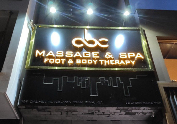 Thi c&ocirc;ng biển quảng c&aacute;o massage gi&aacute; rẻ