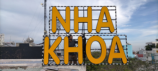 Thi công bảng hiệu tòa nhà phòng khám nha khoa nổi bật