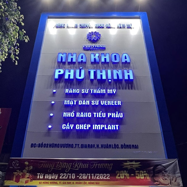 Mẫu biển quảng cáo răng hàm mặt chữ nổi Mica kết hợp đèn LED thu hút