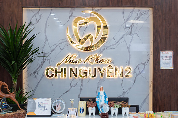 Mẫu biển hiệu nha khoa chữ nổi inox vàng sang trọng