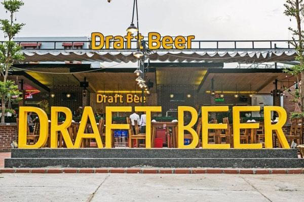 Thi c&ocirc;ng bộ chữ bảng hiệu qu&aacute;n nhậu Draff Beer