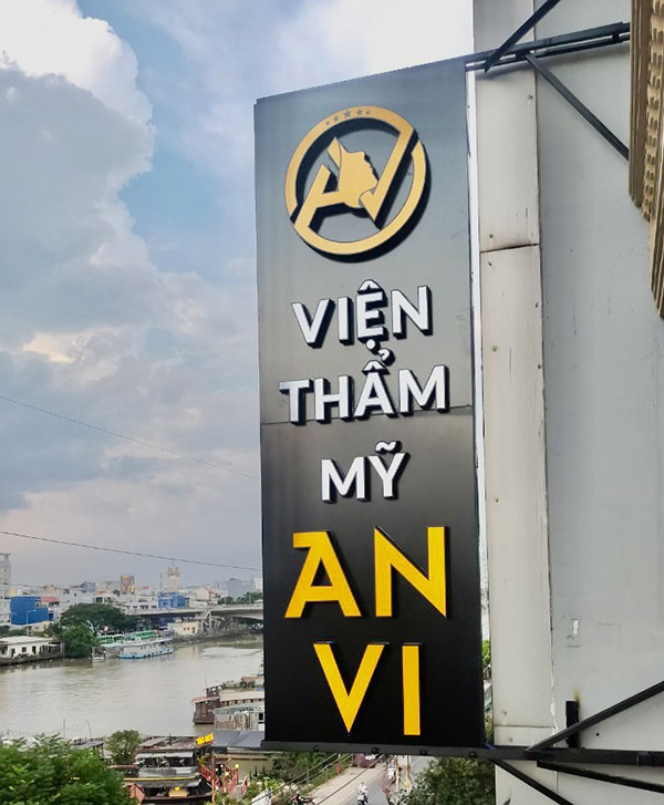 Thi c&ocirc;ng biển quảng c&aacute;o thẩm mỹ viện trọn g&oacute;i