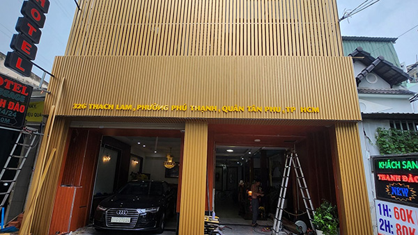 L&agrave;m bảng hiệu T&acirc;n Ph&uacute; với hạng mục bảng hiệu thanh lam t&ocirc;n chữ nổi