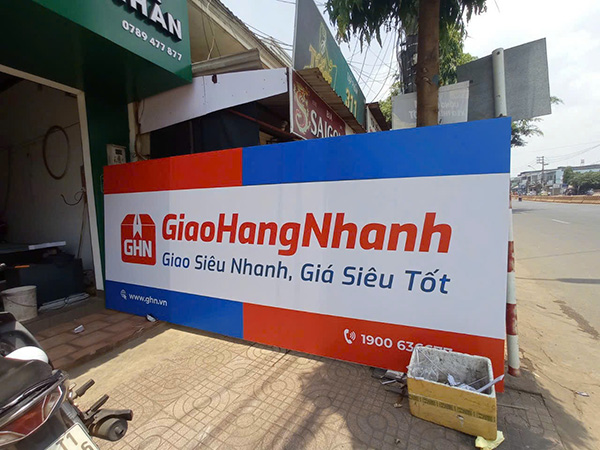 In ấn v&agrave; thi c&ocirc;ng bảng hiệu bạt Hiflex tại T&acirc;n Ph&uacute;