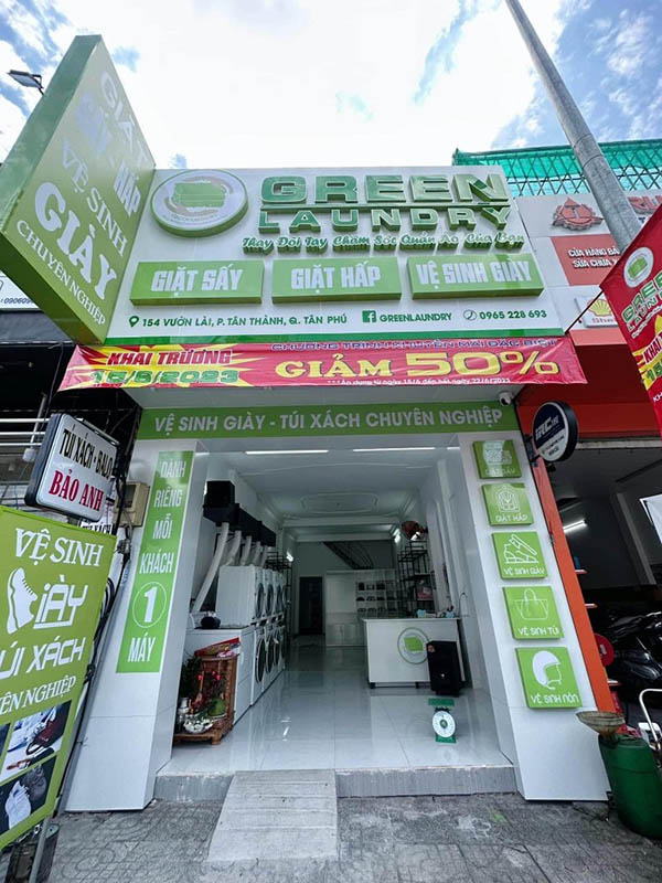 Thi c&ocirc;ng bảng hiệu quận T&acirc;n Ph&uacute; với mặt dựng Alu chữ nổi Mica