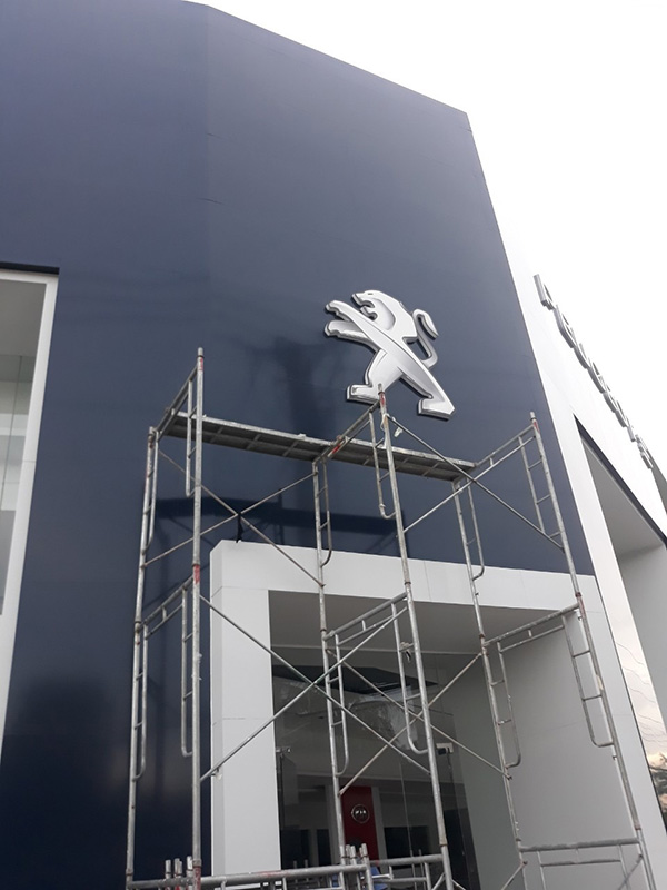 Thi c&ocirc;ng mặt dựng Alu cho showroom xe &ocirc; t&ocirc;