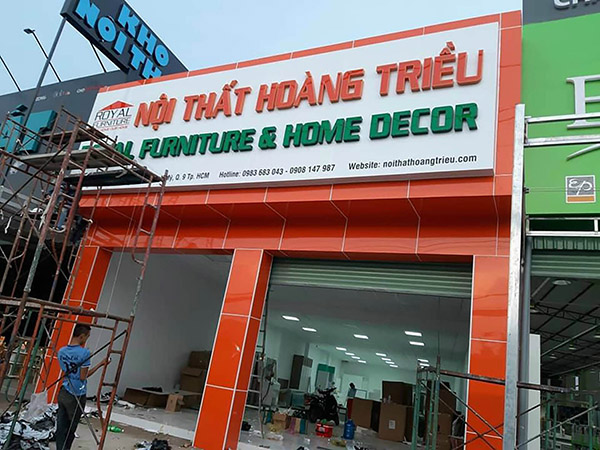 Thi c&ocirc;ng mặt dựng Alu cửa h&agrave;ng nội thất