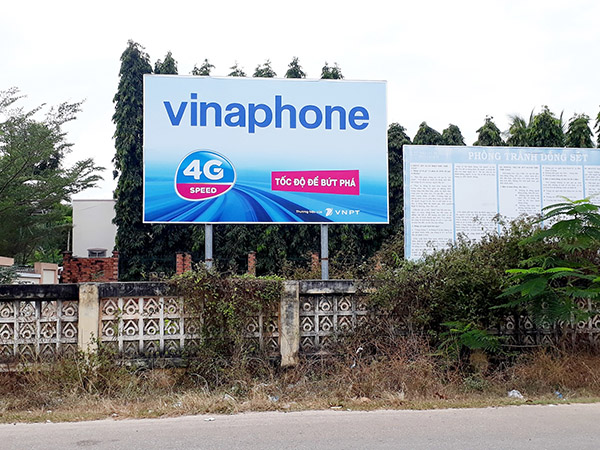 Pano quảng c&aacute;o tấm lớn ngo&agrave;i trời trụ cột