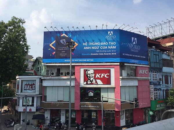 Thi c&ocirc;ng pano tấm lớn tựa t&ograve;a nh&agrave;