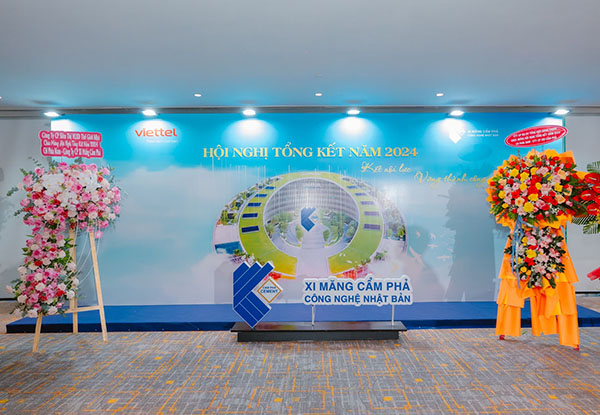 Mẫu backdrop hội nghị tổng kết được thiết kế tối giản, đẹp mắt