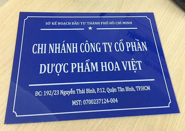 Mẫu bảng hiệu công ty Mica mặt bóng màu xanh dương truyền thống