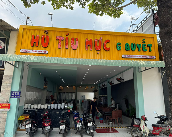 Mẫu bảng hiệu quán hủ tiếu mực Quyết