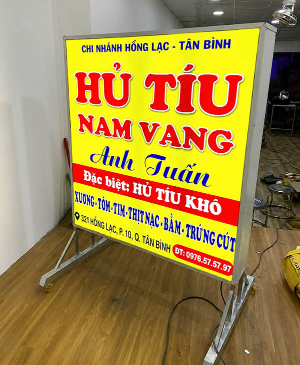 Mẫu hộp đèn quán hủ tiếu đặt vỉa hè giá rẻ, thu hút khách