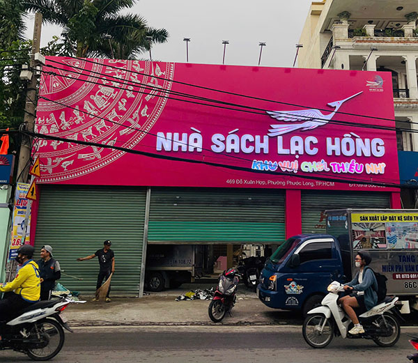 Bảng hiệu màu hồng ánh đỏ hợp cho người mệnh Thổ