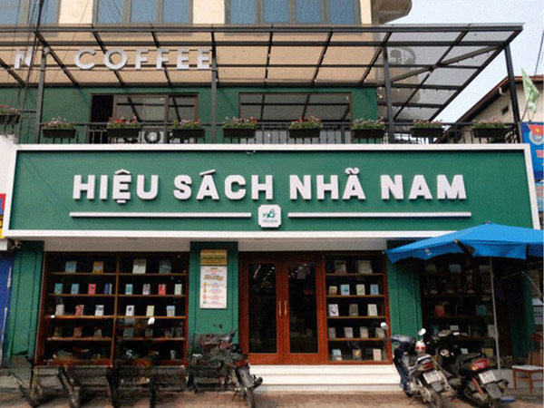 Mẫu bảng hiệu nhà sách Nhã Nam bằng chất liệu Alu chữ nổi Mica