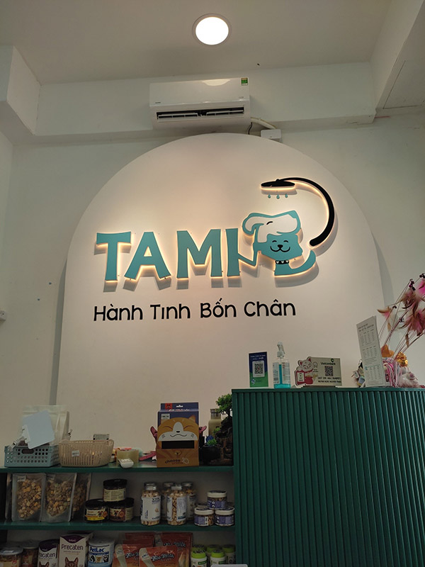 Thi công vách logo đẹp cho tiệm thú cưng