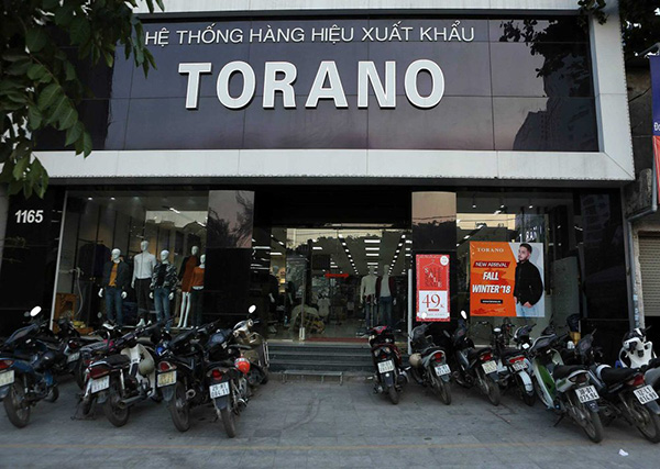 Mẫu bảng hiệu cửa hàng quần áo nhập khẩu TORANO