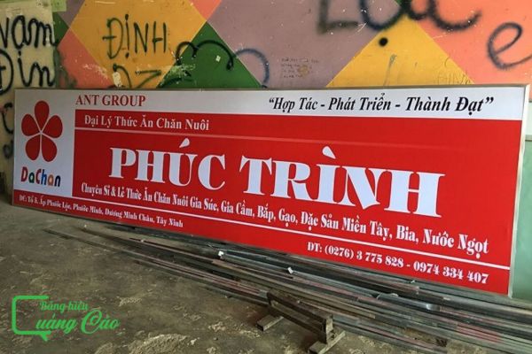 Thông tin đầy đủ cần thể hiện lên bảng hiệu đại lý thức ăn chăn nuôi, gia súc