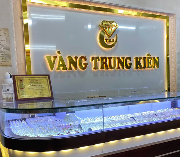Thi công vách logo công ty cho tiệm vàng Trung Kiên