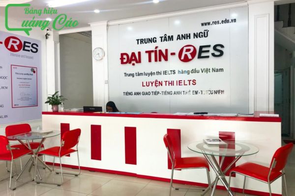 Thi công vách logo trung tâm anh ngữ Đại Tín