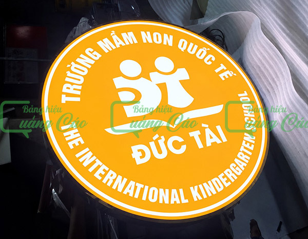 Làm hộp đèn Mica xuyên sáng cho trường mầm non Quốc tế Đức Tài