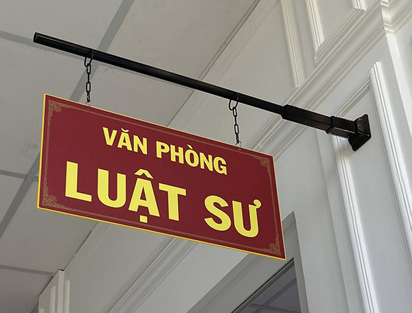 Thi công biển treo tường cho văn phòng luật sư