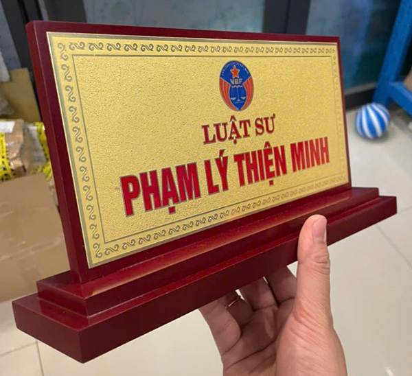 Biển chức danh để bàn cho luật sư