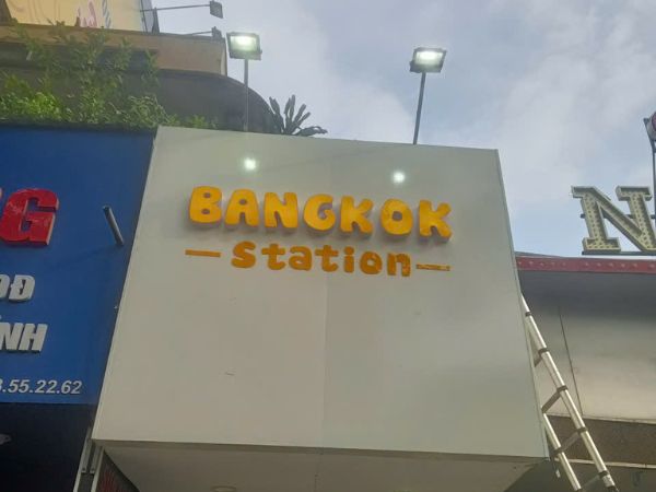 Làm bảng hiệu cửa hàng quần áo BANGKOK