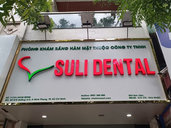 Thi công bảng hiệu phòng khám răng hàm mặt SULI DENTAL