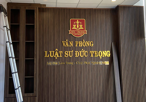 Thi công vách logo văn phòng luật sư