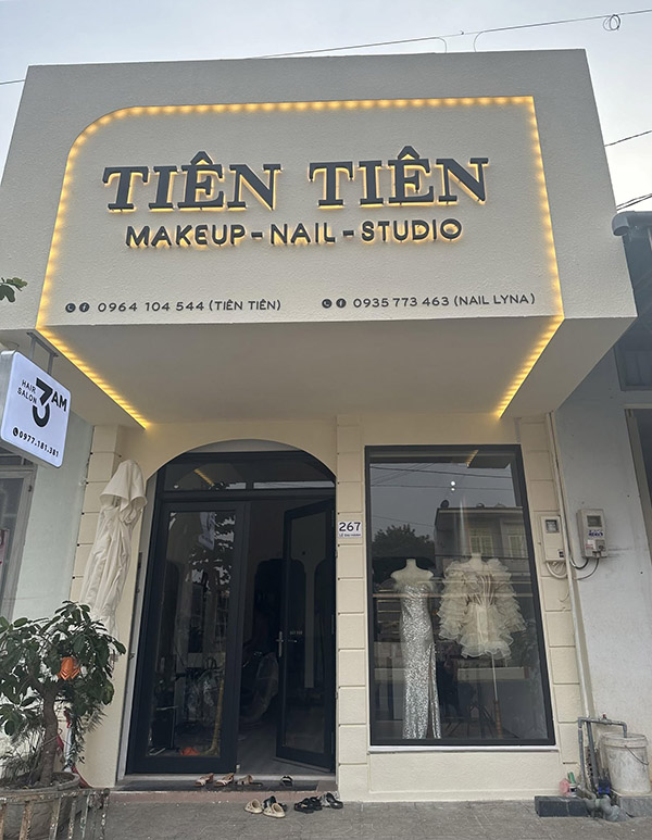 Mẫu bảng hiệu makeup với cách chọn font chữ và màu sắc phù hợp, độc đáo