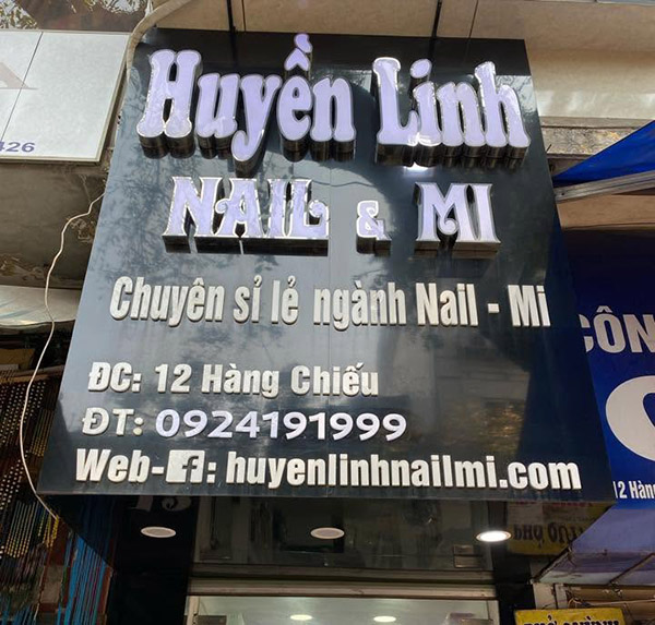 Mẫu bảng hiệu tiệm nail mi Huyền Linh chữ nổi Mica
