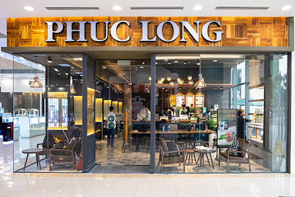 Mẫu bảng hiệu trà sữa Phuc Long với nền giả gỗ kết hợp chữ nổi Mica